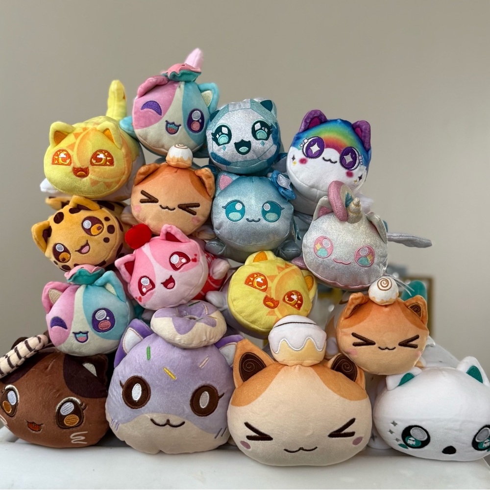 Aphmau Cats 4 large and 12 small